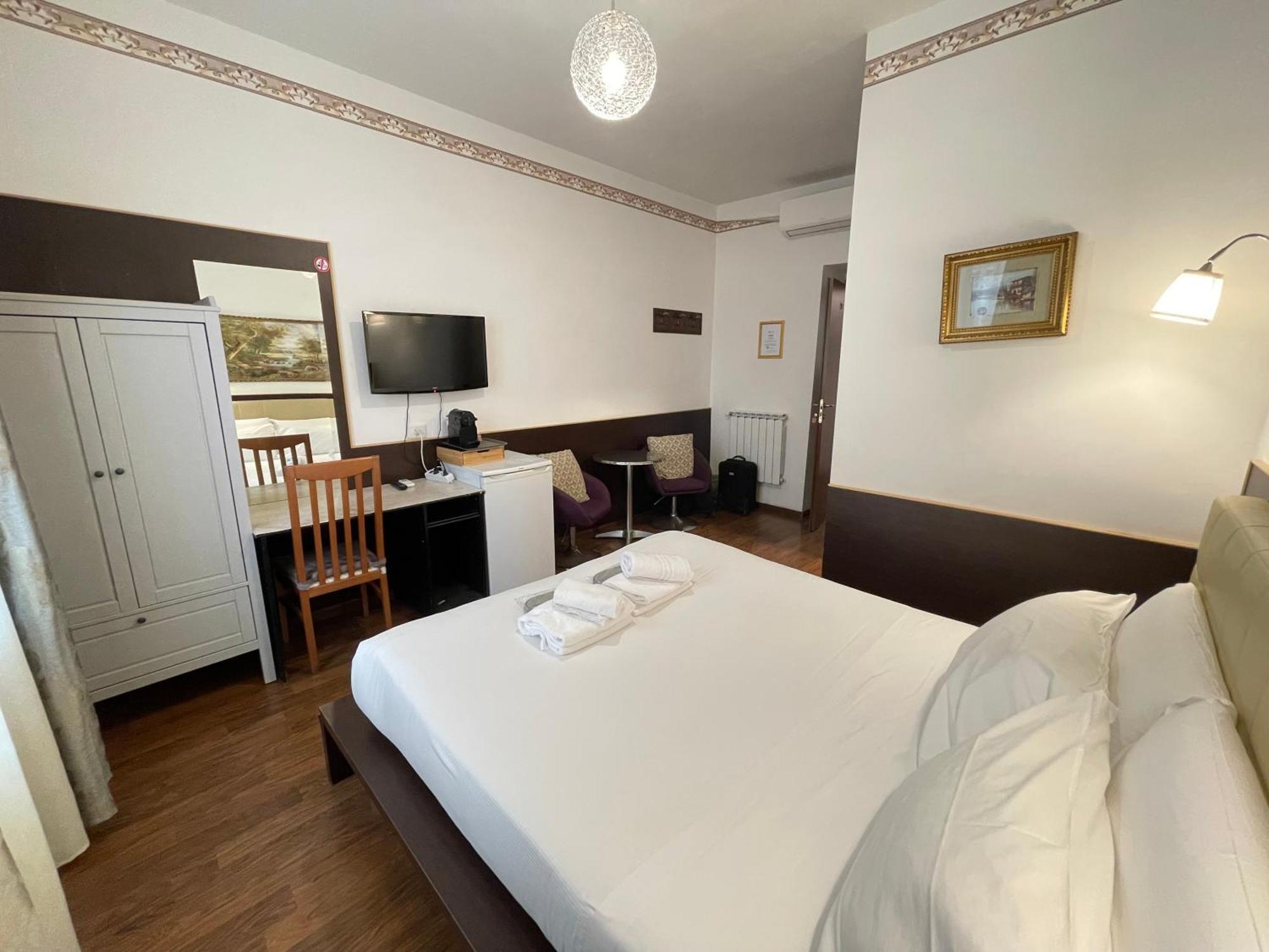 Gold House Hotel Rome Exterior photo