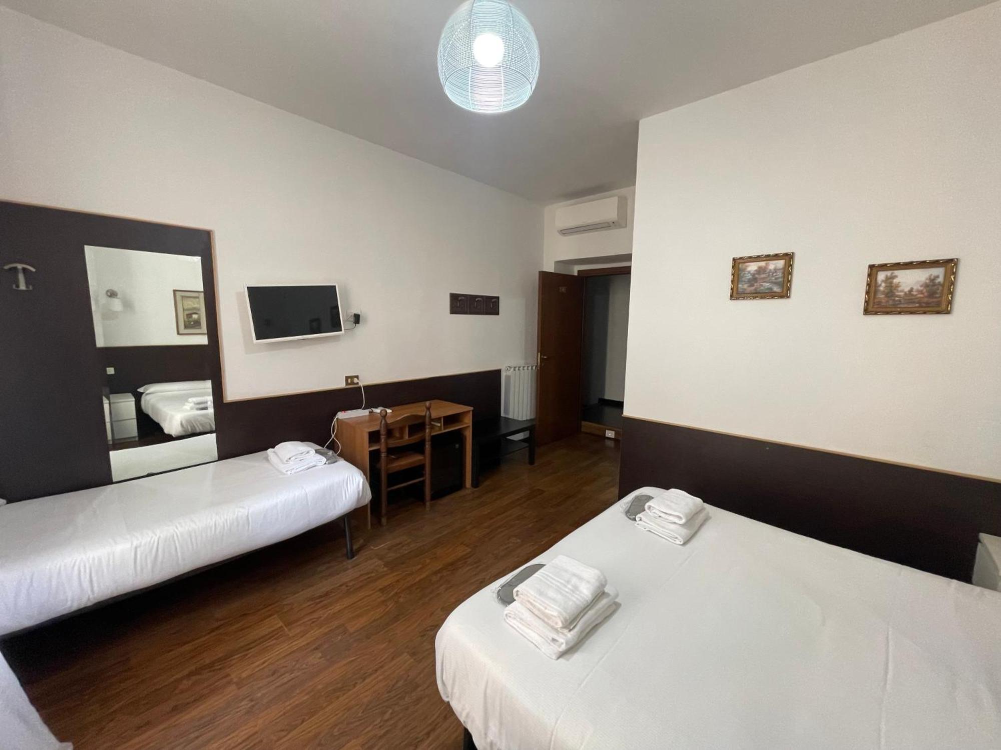 Gold House Hotel Rome Exterior photo